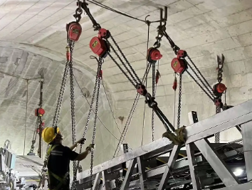 電動(dòng)葫蘆助力廣州地鐵電扶梯安裝作業(yè)