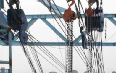 燕磯長(cháng)江大橋主纜架設冠航起重滑車(chē)配卷?yè)P機使用