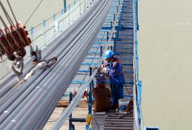 燕磯長(cháng)江大橋主纜架設中防墜器保護施工人員安全